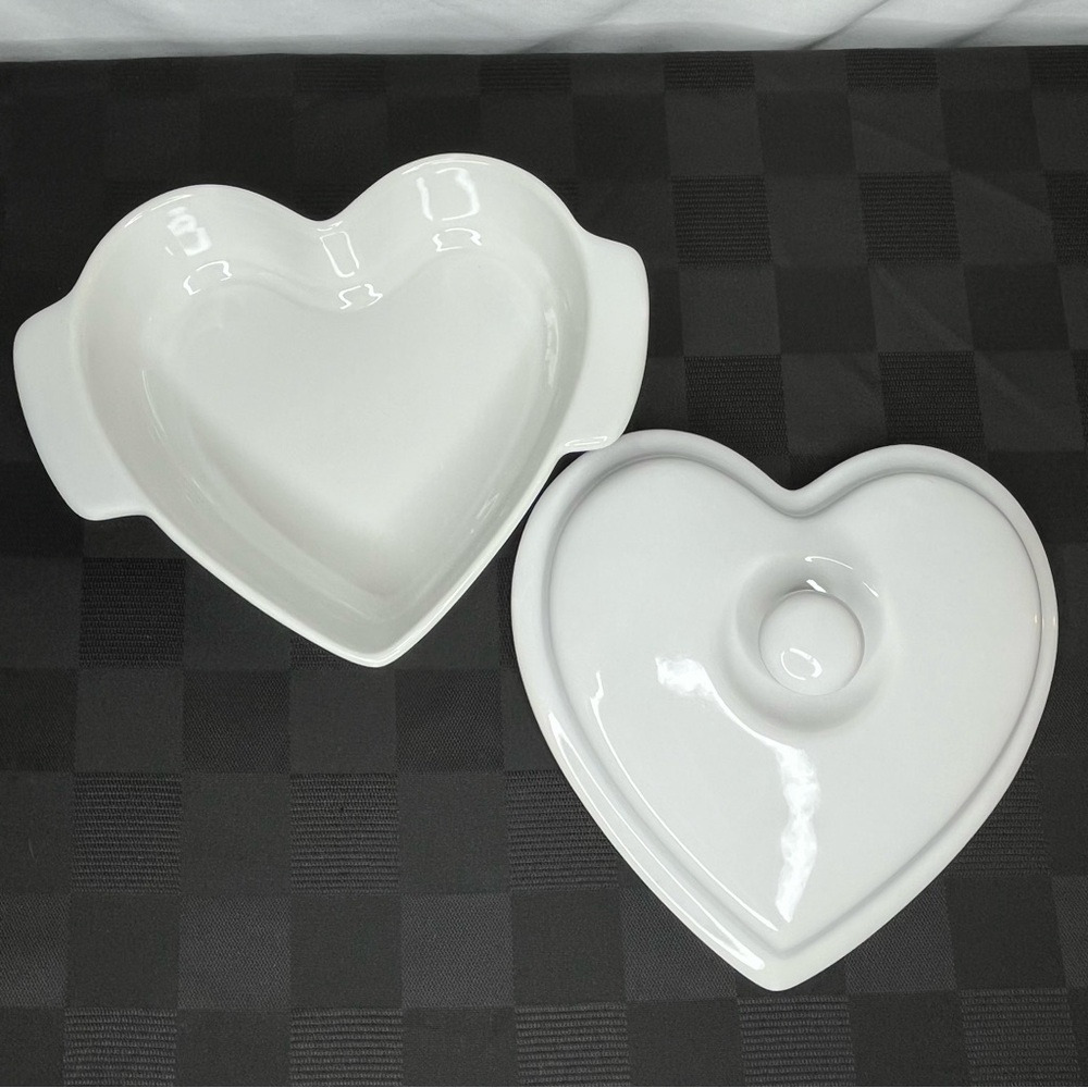Chantal White Heart Shape 1Quart Covered Baking Dish. EUC- 93-HCSH21